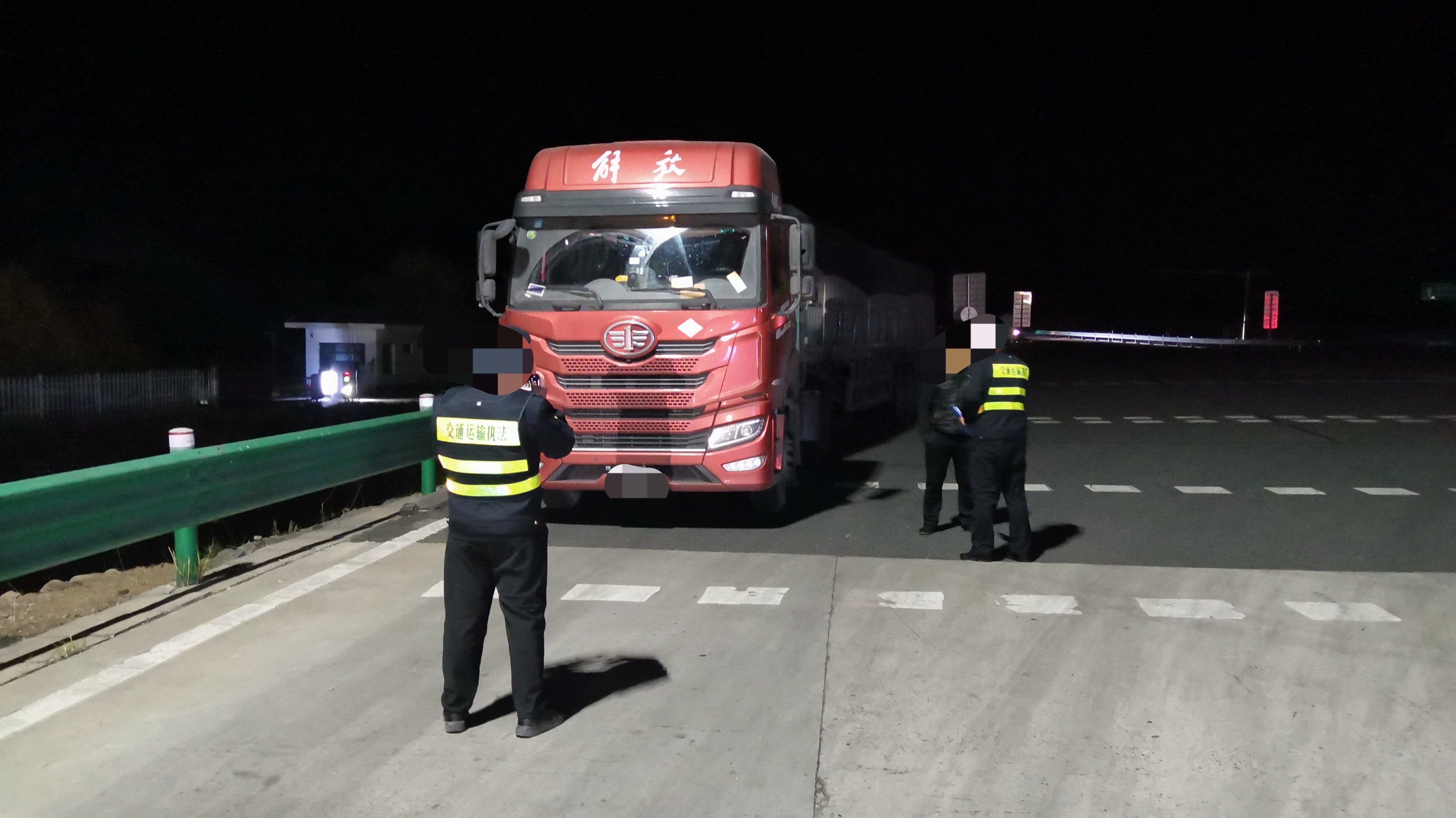 协同路政查处超限车.jpg