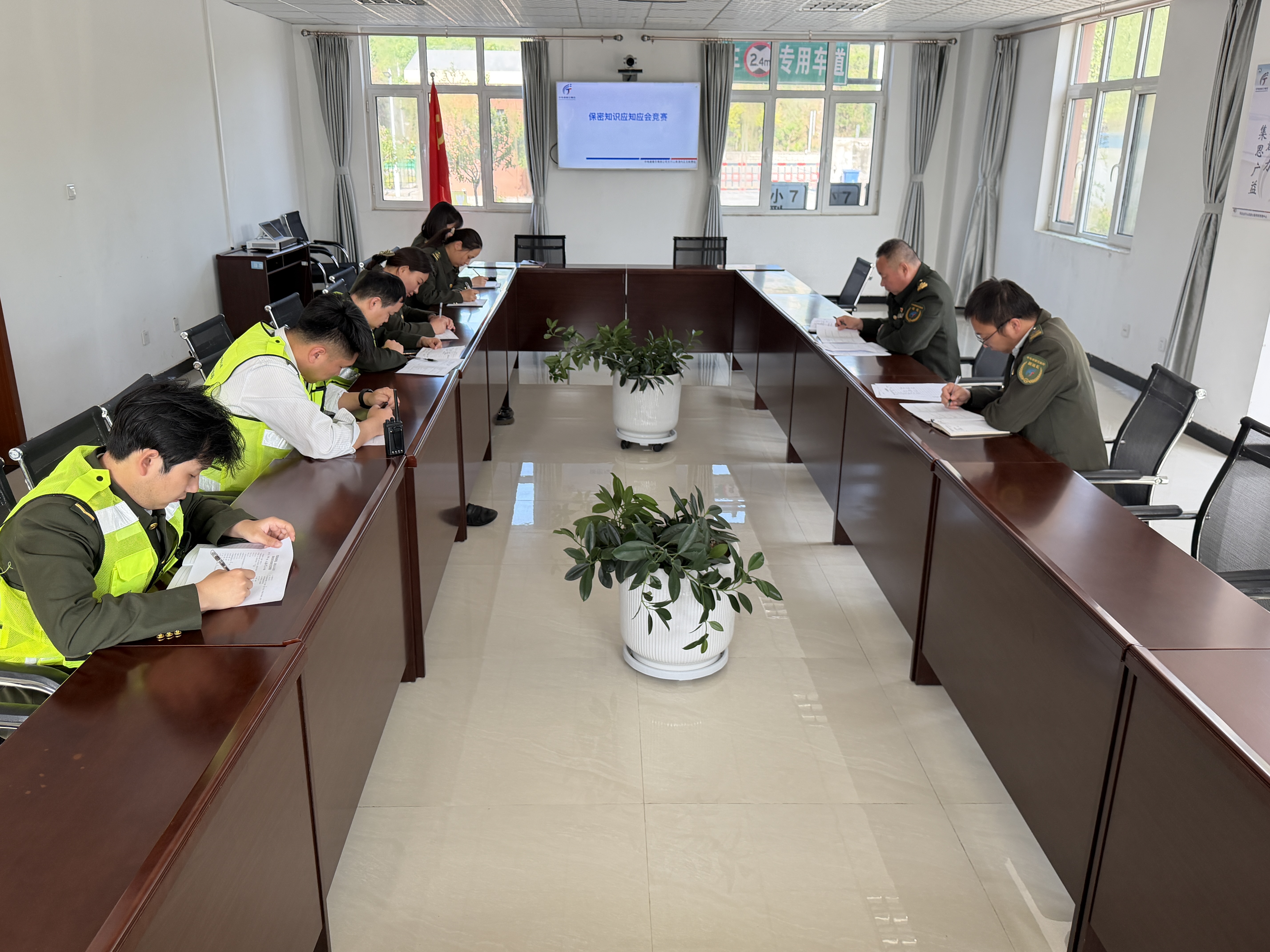 4.20以考促密：内丘北收费站保密知识测试全面检验学习成效.JPG